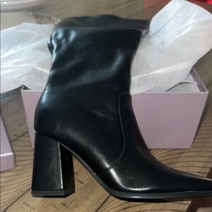 Qi Sleek Black Heeled Boots